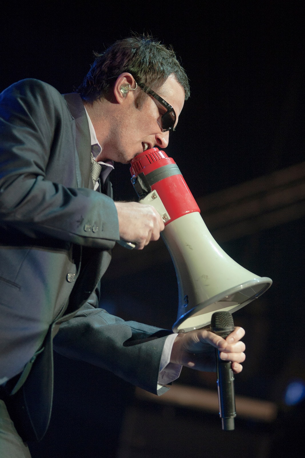 Concierto — vocalista con megáfono