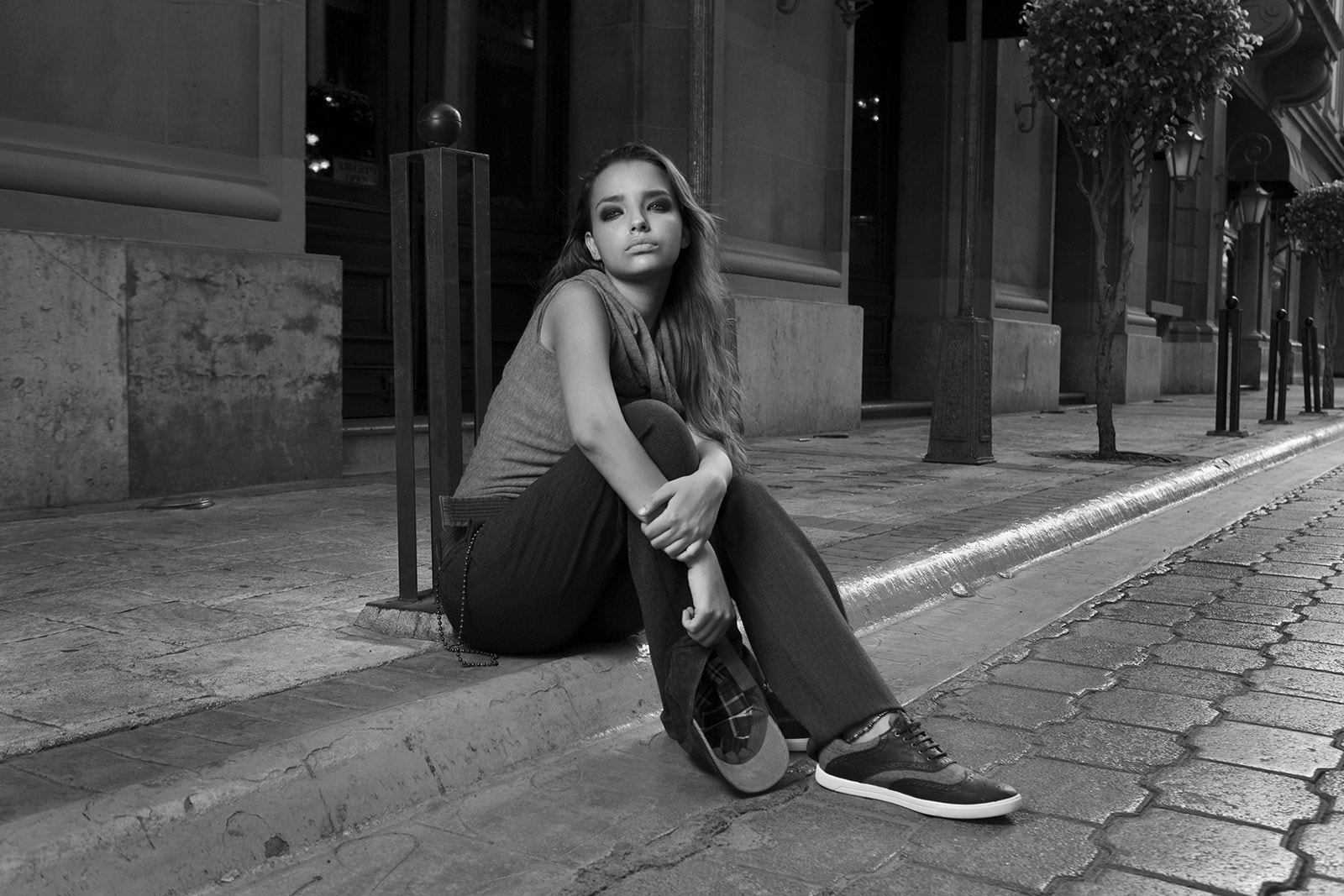 Retrato blanco y negro en calle