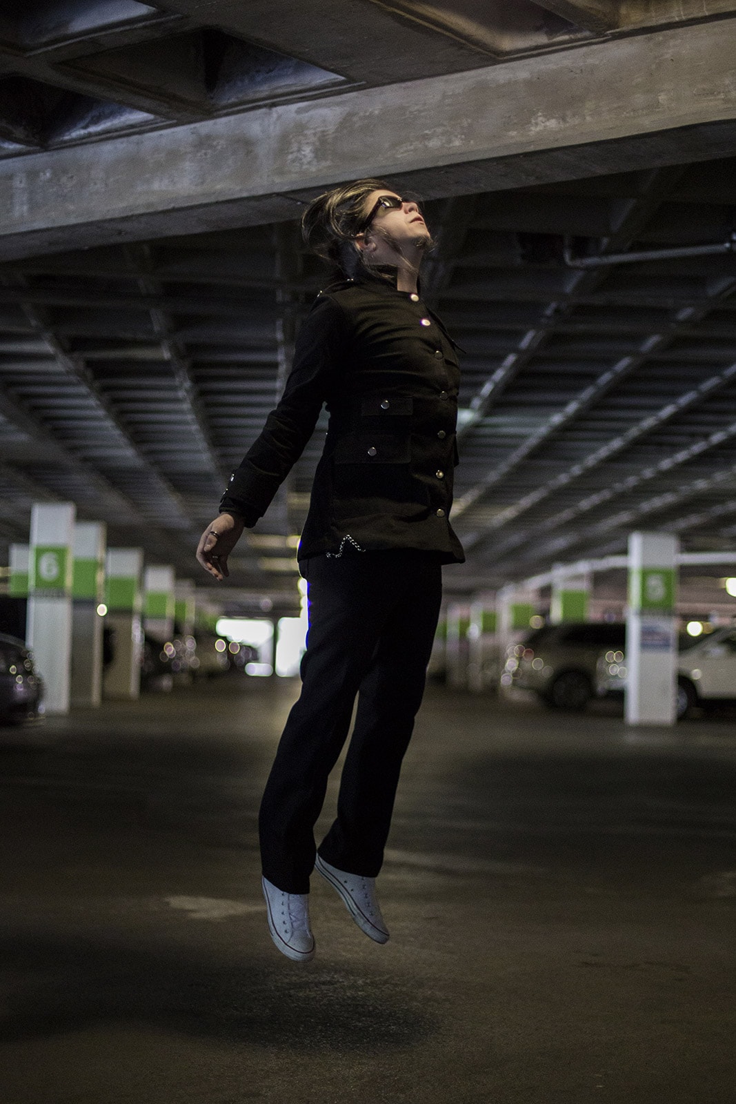 Levitación en estacionamiento